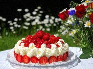 Козуначена торта с ягоди и сметанов крем с кондензирано мляко